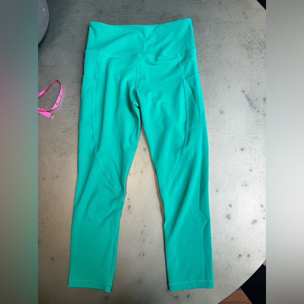 Zyia - Light n Tight cropped leggings with pockets